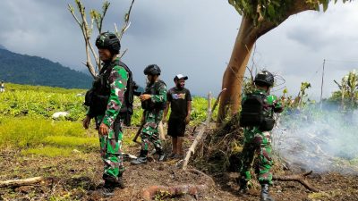 Kedekatan Satgas Yonif Raider 142/KJ Bantu Warga Bersihkan Kebun