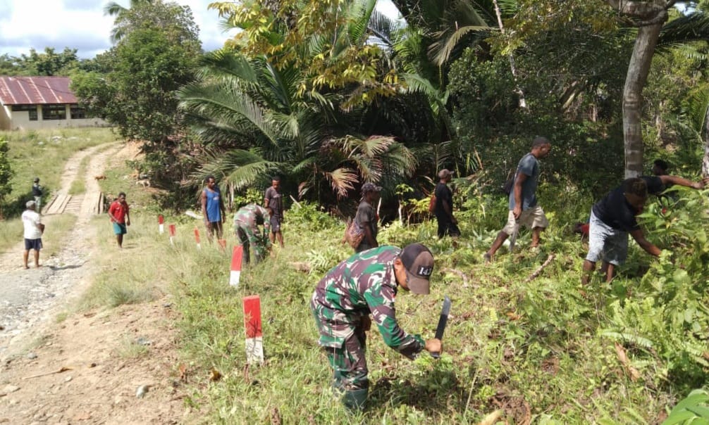 Satgas Yonif 143/TWEJ Kobarkan Semangat Gotong Royong Warga di Perbatasan RI