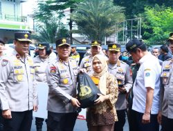 Ribuan Paket Sembako dari Kapolri Disebar ke Masyarakat di Slum Area Jaksel