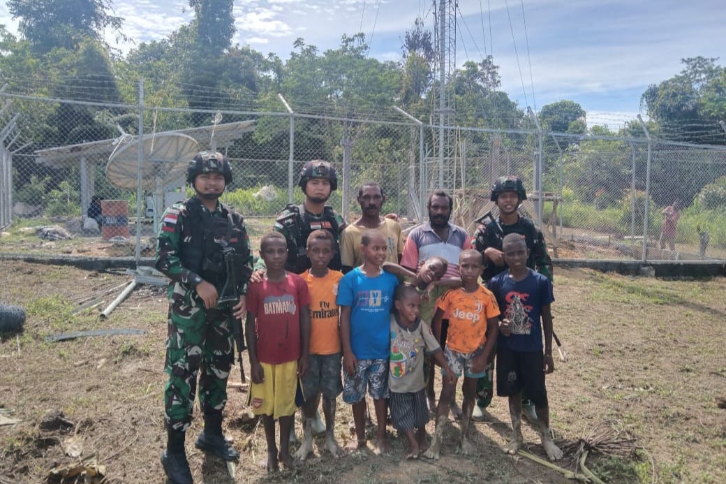 Di Tengah Hutan Belantara Papua Satgas Yonif 143/TWEJ Pelopori Internet Masuk Kampung