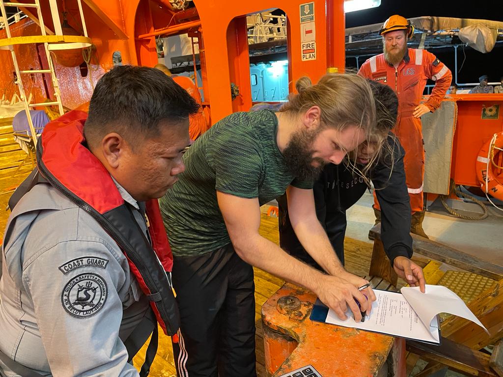 KN. Belut Laut – 406 Bakamla RI Evakuasi Korban Kapal Tenggelam di Perairan Natuna