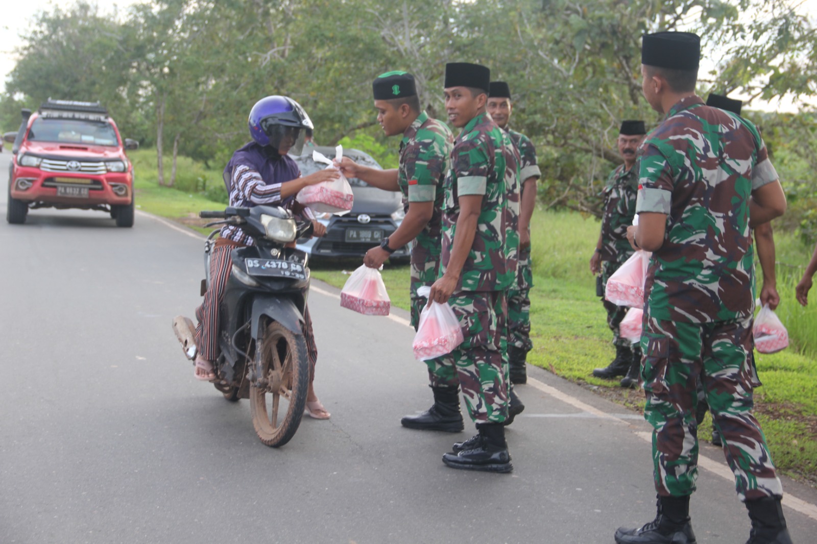 Tebar Kebaikan Berbagi Berkah, Danrem 174/ATW Merauke Bagikan Takjil Kepada Masyarakat