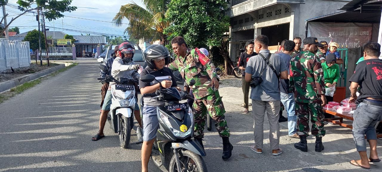 Melalui Koramil Jajaran, Kodim 1710/Mimika Terus Berlanjut Bagikan Takjil Gratis Kepada Masyarakat