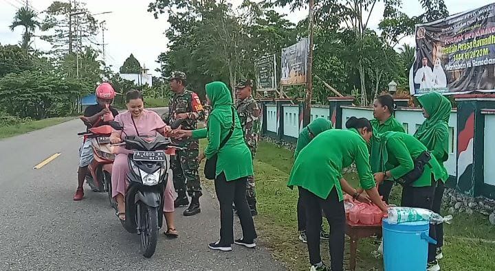 Terus Tingkatkan Amal Ibadah, Koramil Jajaran Kodim 1710/Mimika Bagikan Takjil Gratis Kepada Masyarakat