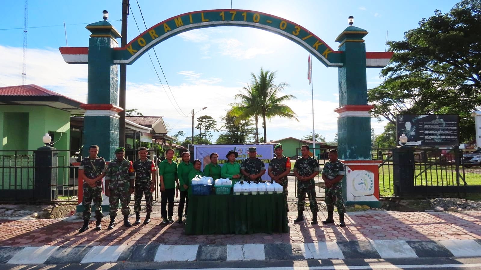 Terus Tebar Kebaikan Selama Ramadhan, Prajurit dan Persit Koramil Kuala Kencana Berbagi Takjil Gratis