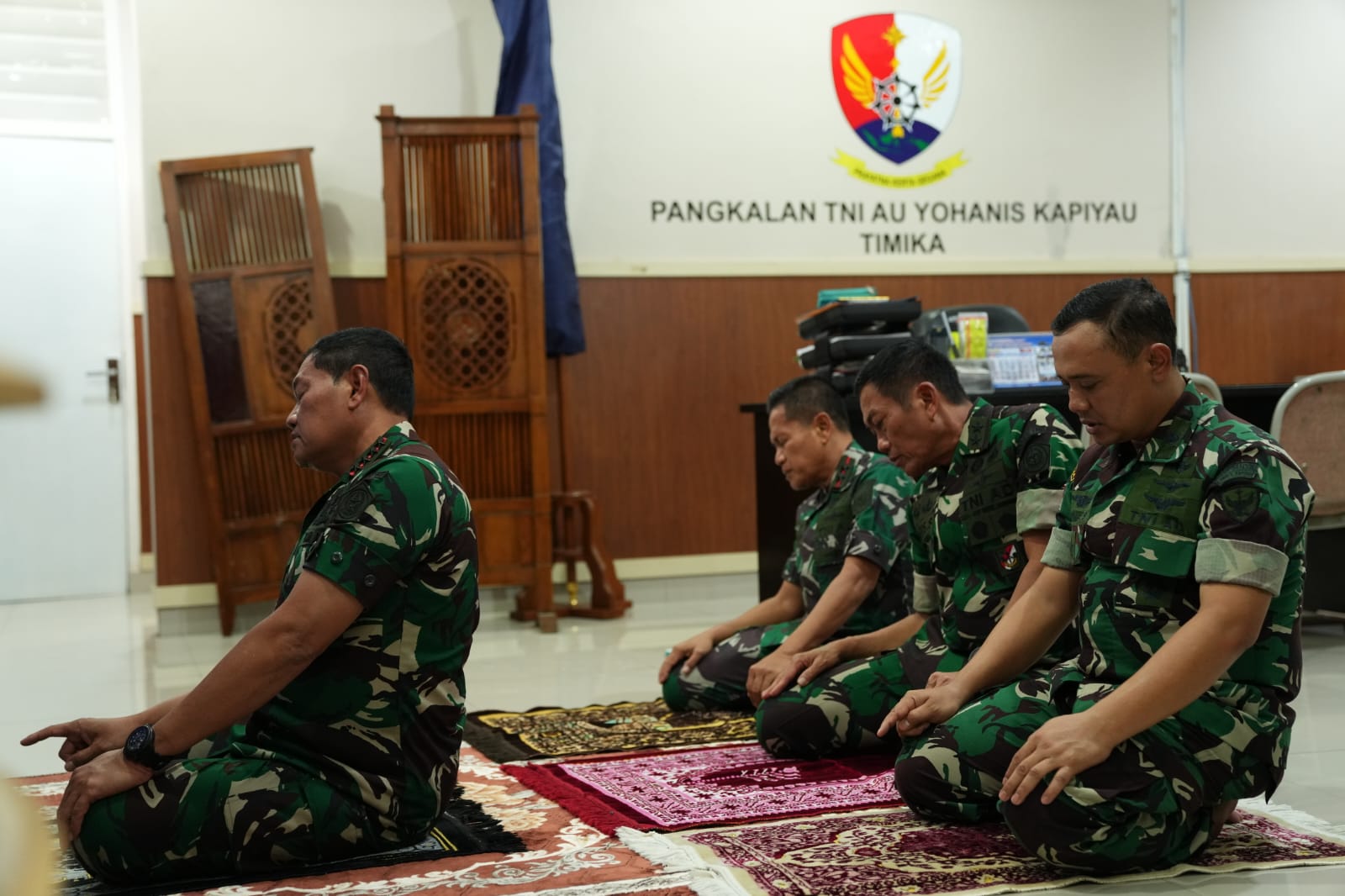 Panglima TNI Pimpin Sholat Sebelum Pimpin Rapat Evaluasi Operasi SAR Pilot Susi Air