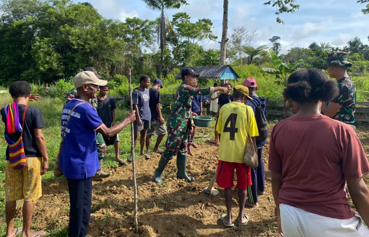 Garap Lahan Tidur Tingkatkan Ekonomi, Satgas Yonif 143/TWEJ Ajak Warga Bertani di Perbatasan RI-PNG