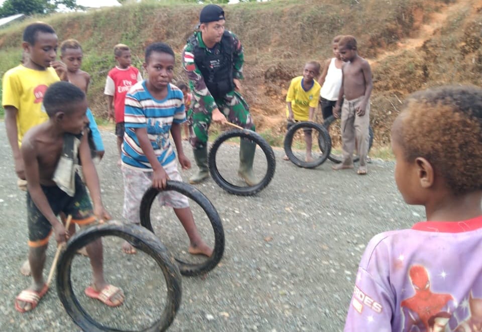 Hadirkan Keceriaan, Satgas Yonif 143/TWEJ Sambangi Anak-anak di Pedalaman Papua