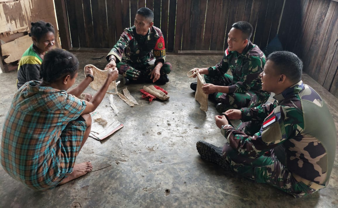 Bantu Ekonomi Masyarakat, Satgas Yonif 143/TWEJ Borong Kerajinan Warga Pedalaman Papua