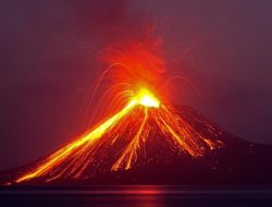 Gunung Anak Krakatau Meletus Luncurkan Abu Sejauh 2,5 Kilometer