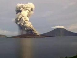 Anak Gunung Krakatau Semburkan Awan dan Abu Sejauh 1.500 Meter, Nelayan Diminta Waspada