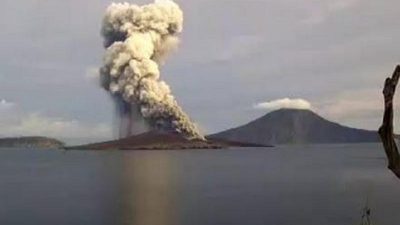 Anak Gunung Krakatau Semburkan Awan dan Abu Sejauh 1.500 Meter, Nelayan Diminta Waspada