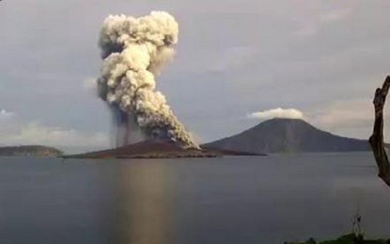 Anak Gunung Krakatau Semburkan Awan dan Abu Sejauh 1.500 Meter, Nelayan Diminta Waspada Anak Gunung Krakatau Semburkan Awan dan Abu Sejauh 1.500 Meter, Nelayan Diminta Waspada