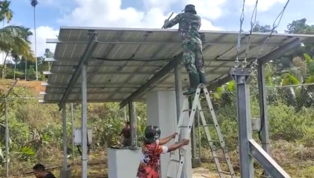 Optimalkan Jaringan Signal: Satgas Yonif 143/TWEJ Ajak Masyarakat Bersihkan Tower BTS di Pedalaman Papua