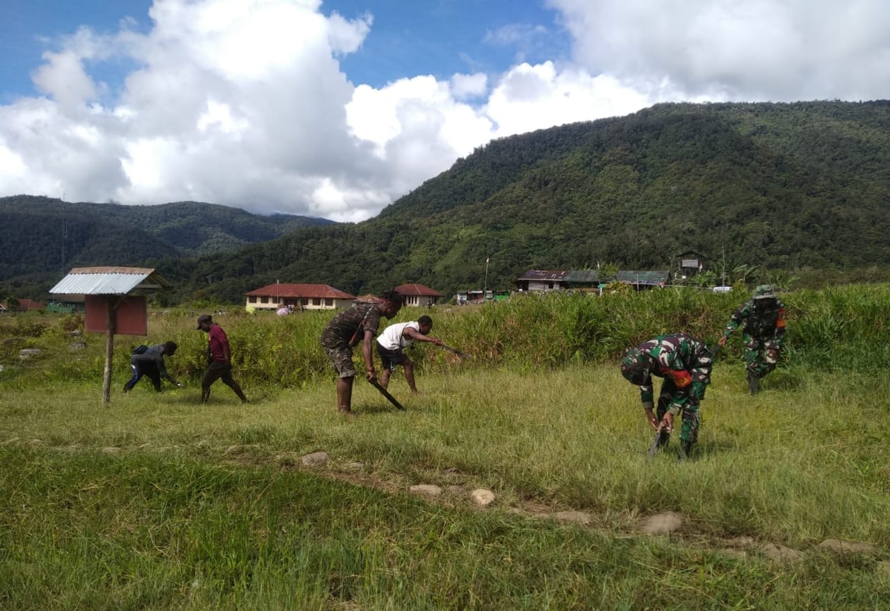 Bersama Masyarakat Babinsa Koramil Jila Karya Bakti Bersihkan Lingkungan Sekolah