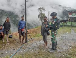 Satgas Yonif RK 115/ML Bantu Mengatasi Kesulitan Masyarakat Kampung Tinolok Papua