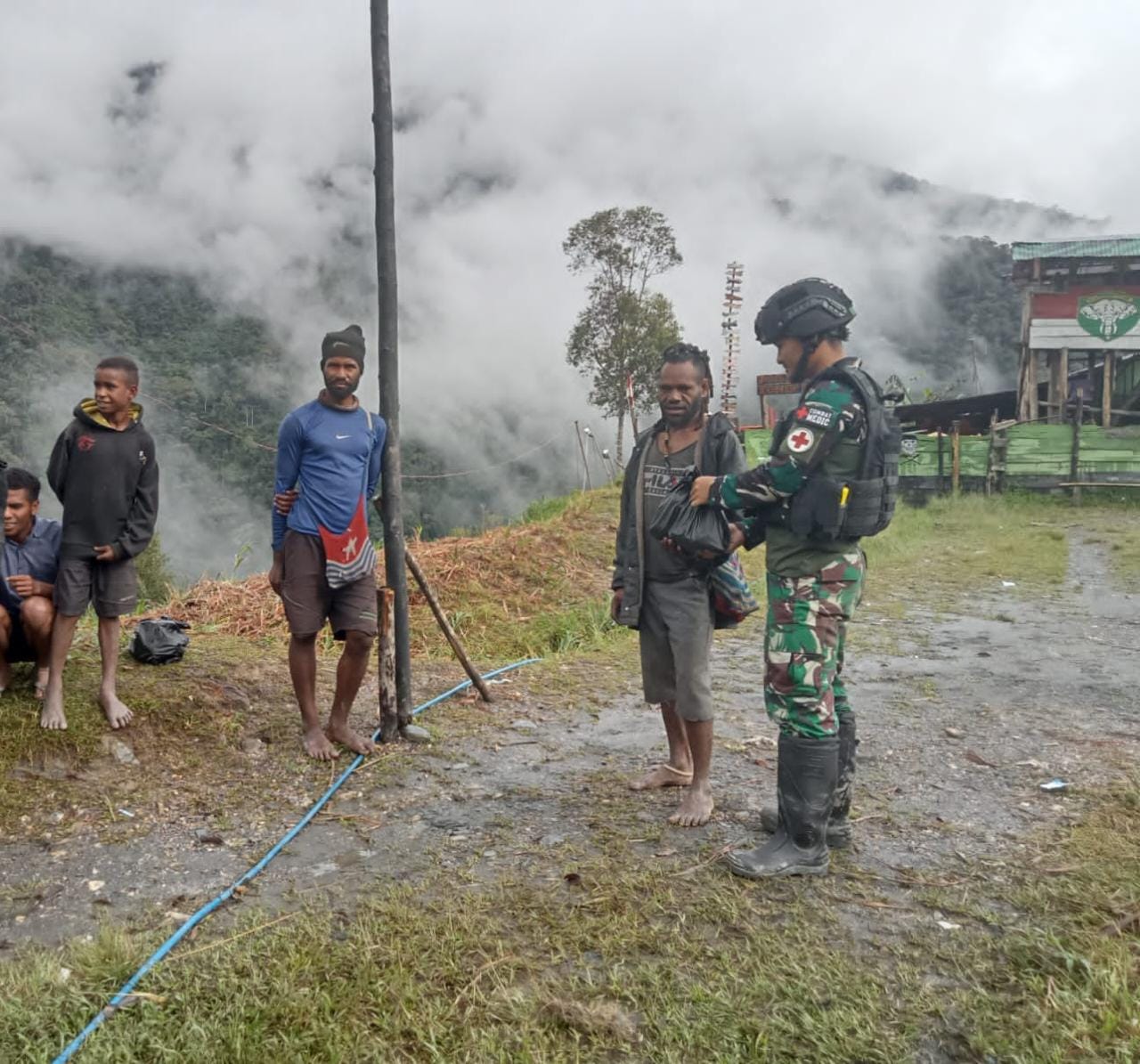 Satgas Yonif RK 115/ML Bantu Mengatasi Kesulitan Masyarakat Kampung Tinolok Papua