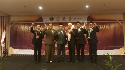 MIN 1 Banyuwangi Kembali Gelar MINSAWANGI AWARD 2023

Setelah setahun yang lalu MIN 1 Banyuwangi berhasil menggelar Anugerah Minsawangi Award, tahun ini MIN 1 Banyuwangi kembali  menggelar Anugerah Minsawangi Award 2023 di Hall Ijen Santika Hotel Banyuwangi (7/6/2023).

Kegiatan Anugerah Minsawangi Award 2023 ini sengaja dilaksanakan bersamaan dengan acara wisuda peserta didik kelas 6 MIN 1 Banyuwangi.

Berbeda dengan tahun yang lalu, pada pelaksanaaan gelaran Minsawangi Award 2023 kali ini memberikan penghargaan kepada guru yang masuk dalam lima kategori yakni Guru Paling Responsif, Guru Paling Disiplin, Guru Paling Inovatif, Guru Inspiratif, dan Guru Literasi.

Kepala MIN 1 Banyuwangi Mohammad Haris Jamroni dalam keterangannya mengatakan bahwa ANUGERAH MINSAWANGI AWARDS 2023 adalah sebuah penghargaan bagi Guru Berprestasi MIN 1 Banyuwangi,  guru yang memiliki kinerja di atas standar nasional pendidik mencakup kompetensi pedagogik, kepribadian, sosial, dan professional yang berdampak terhadap peningkatan prestasi peserta didik baik akademik maupun non akademik serta dapat menjadi teladan bagi guru yang lain.

“Anugerah Minsawangi Award diadakan rutin setiap tahun, dan ini merupakan kali yang kedua,” demikian Haris menjelaskan.


Pada ajang Anugerah ANUGERAH MINSAWANGI AWARDS 2023, lima guru MIN 1 Banyuwangi yang berhasil meraih penghargaan, antara lain:
1.	Slamet Riyadi, S.Pd (Guru Paling Responsif)
2.	Moh. Sapari, S.Pd.I (Guru Paling Disiplin)
3.	Eko Cahyono, S.Pd (Guru Paling Inovatif)
4.	Fatkhur Rochman, S.Pd. (Guru Inspiratif)
5.	Ahmad Nadzir, S.Pd., MM (Guru Literasi)