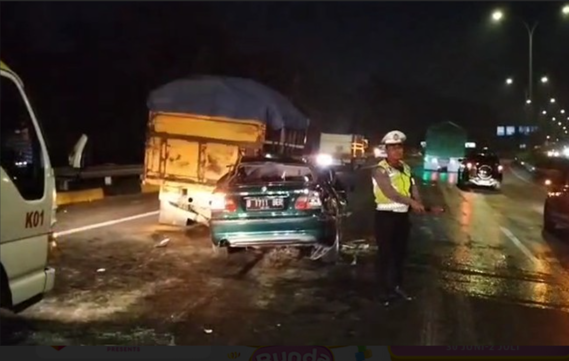 BMW Seruduk Truk, Penumpang Kejedot Tewas