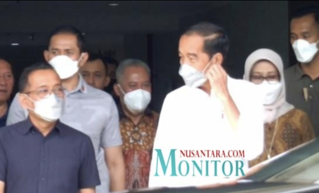 Jokowi Jenguk Cak Nun di Rumah Sakit Yogyakarta