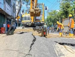 TERUNGKAP-Teka Teki Kenapa Aspal Jalan Pasar Kembang Surabaya Meledak, Ini Penyebabnya