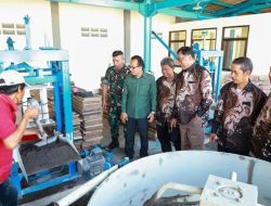 Wakil Ketua DPRD Kota Surabaya A.H. Thony Kunjungi Pabrik Paving Padat Karya