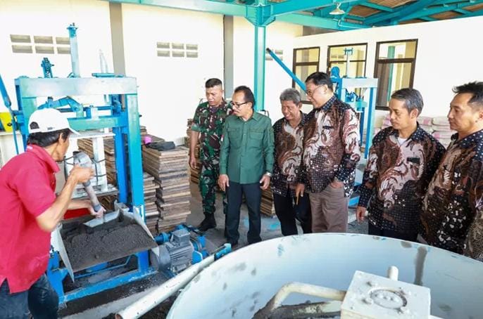 Wakil Ketua DPRD Kota Surabaya A.H. Thony Kunjungi Pabrik Paving Padat Karya