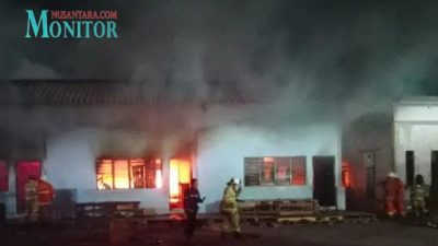 Diduga Korsleting Listrik,  Dua Kamar Mess Perusahaan di Balongsari Terbakar Habis…