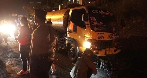 Diduga Rem  Blong Truck Tangki Seruduk Karnaval Pacet