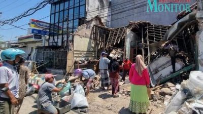 AdaTiga Bangunan Rumah di Kapasari Surabaya Tiba-tiba Ambruk..!!