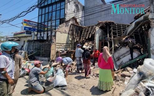 AdaTiga Bangunan Rumah di Kapasari Surabaya Tiba-tiba Ambruk..!!