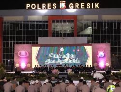 Kapolda Jatim dan Kapolres Gresik Sholawat Bersama Tim Hadrah Aulian Musthofa di Halaman Mapolres.