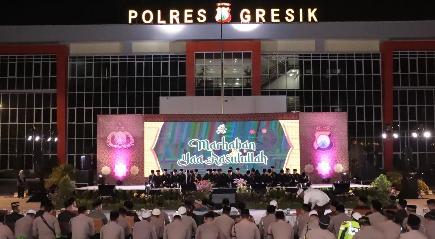 Kapolda Jatim dan Kapolres Gresik Sholawat Bersama Tim Hadrah Aulian Musthofa di Halaman Mapolres.