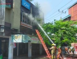 Kebakaran Ruko di Jalan Kapasan Surabaya.