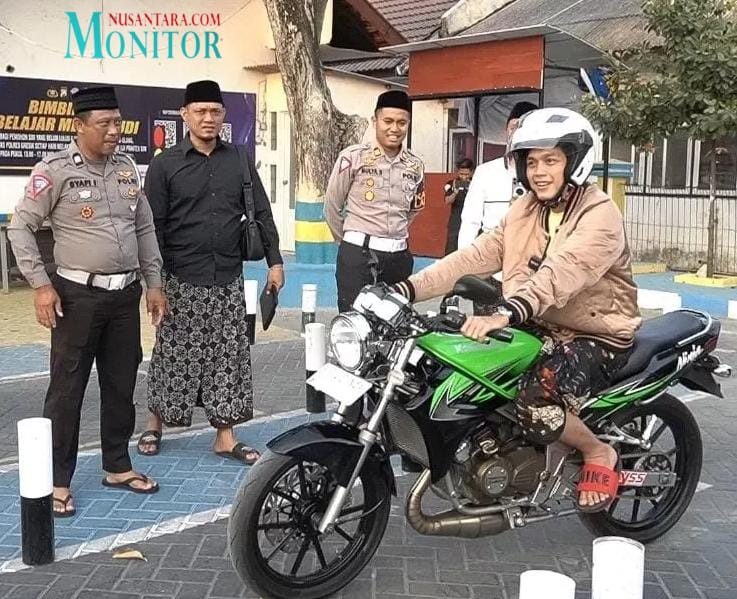 Gus Iqdam Yakin Semua  Lulus, Sa’at Coba Lintasan Uji SIM Satlantas Polres Gresik,