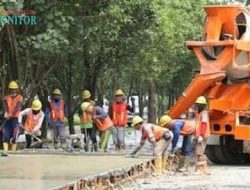 Jalan Raya Kepatihan Mulai Dicor Beton.