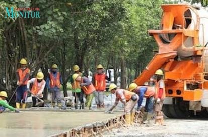 Jalan Raya Kepatihan Mulai Dicor Beton.