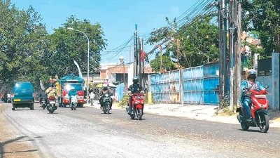 Jalan Boboh Menganti Gresik-Benowo Surabaya Dibetonisasi.