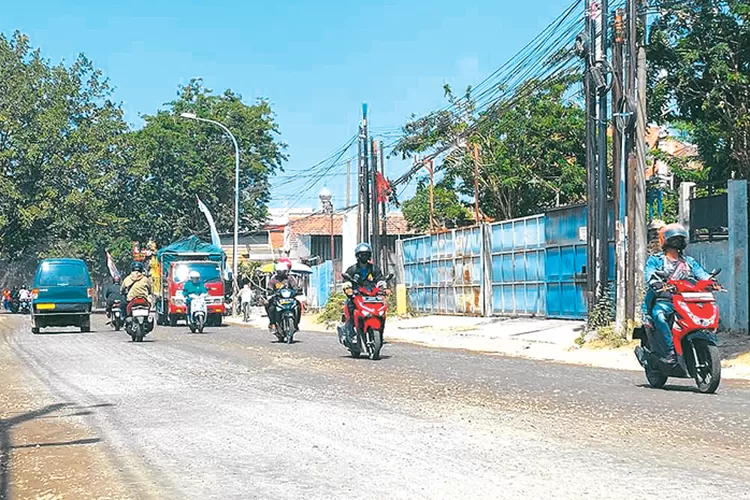 Jalan Boboh Menganti Gresik-Benowo Surabaya Dibetonisasi.