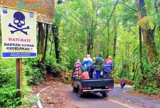 Uji Nyali Menembus Angkernya Jalur Alas Gumitir, Sereemm!