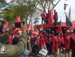 1.000 Massa Kepung Kedubes AS di Surabaya.