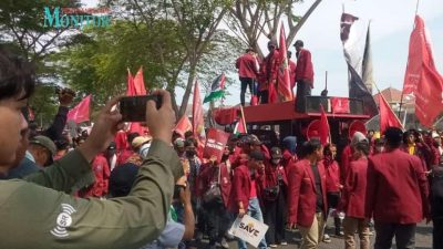 1.000 Massa Kepung Kedubes AS di Surabaya.