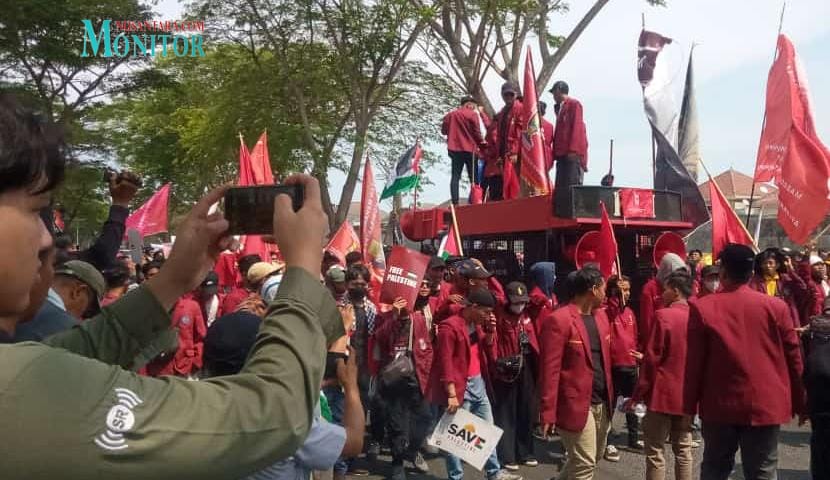 1.000 Massa Kepung Kedubes AS di Surabaya.