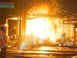 Dua buah tangki pom mini di Sidoarjo terbakar sebabkan 3 bagunan di sekitar lokasi hangus terbakar.