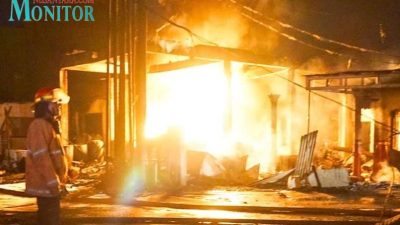 Dua buah tangki pom mini di Sidoarjo terbakar sebabkan 3 bagunan di sekitar lokasi hangus terbakar.