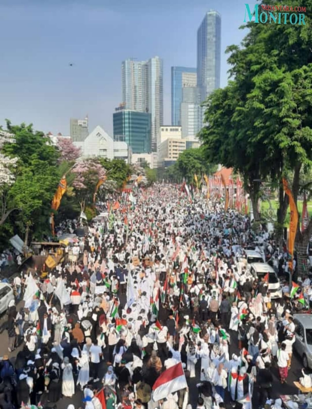 Gubernur Jatim Hadiri Aksi Demo bela Palestina.