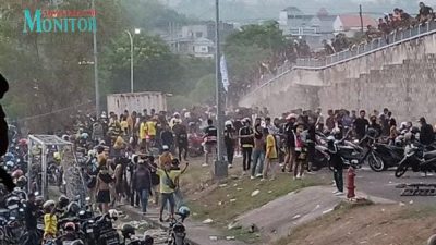 Terjadinya Suporter Rusuh di Gresik.