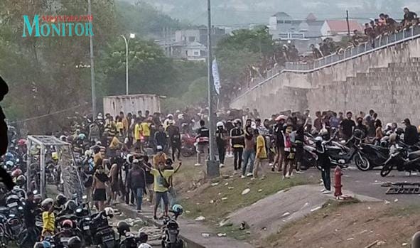 Terjadinya Suporter Rusuh di Gresik.