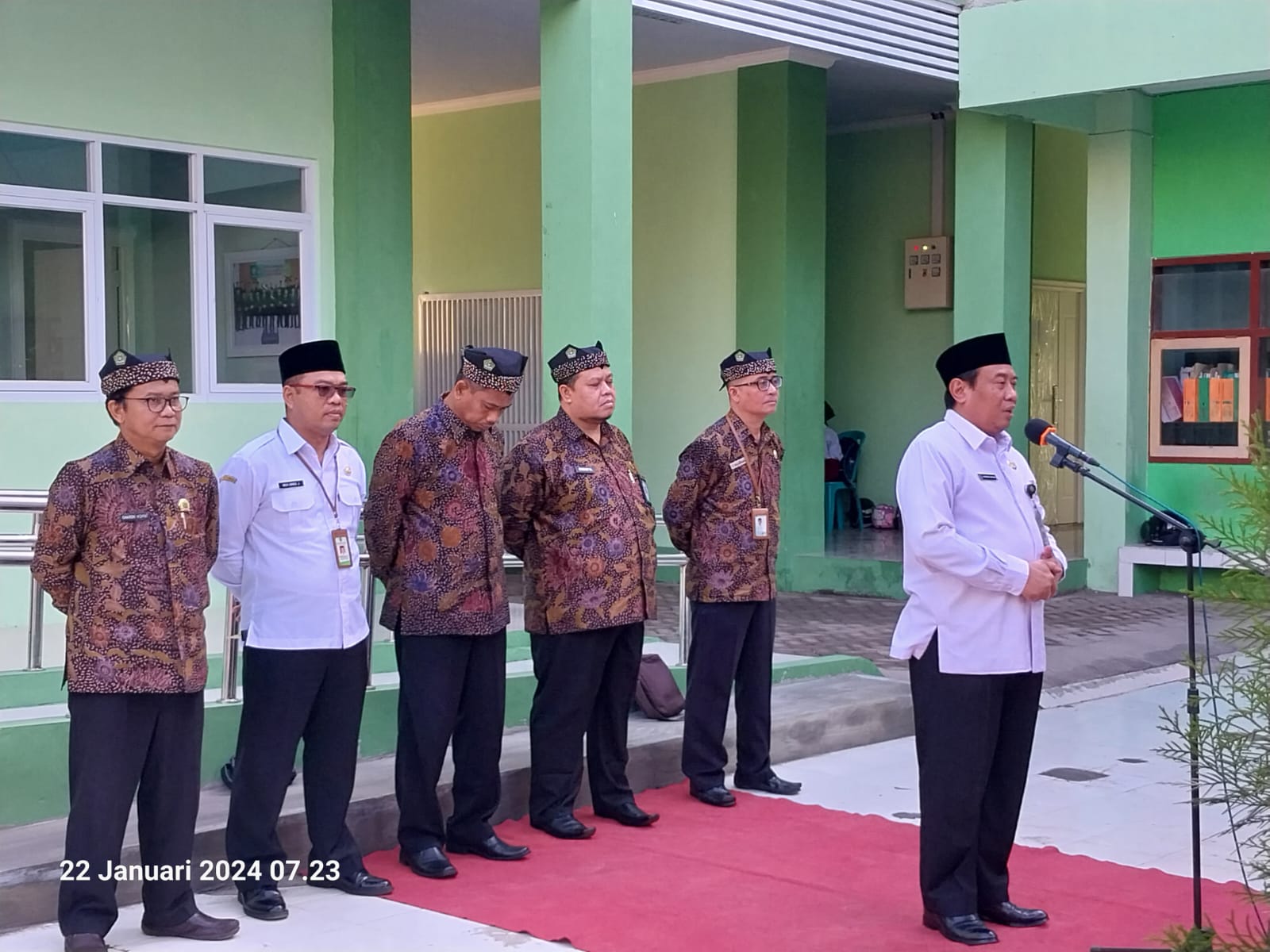 Kakanwil Pimpin Apel Pagi di MIN 1 Banyuwangi