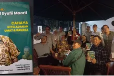 Tokoh Buya Syafii Maarif Dalam Buku Cahaya Keteladanan Umat Karya Utami Dewi, Asri Hadi Apresiasi